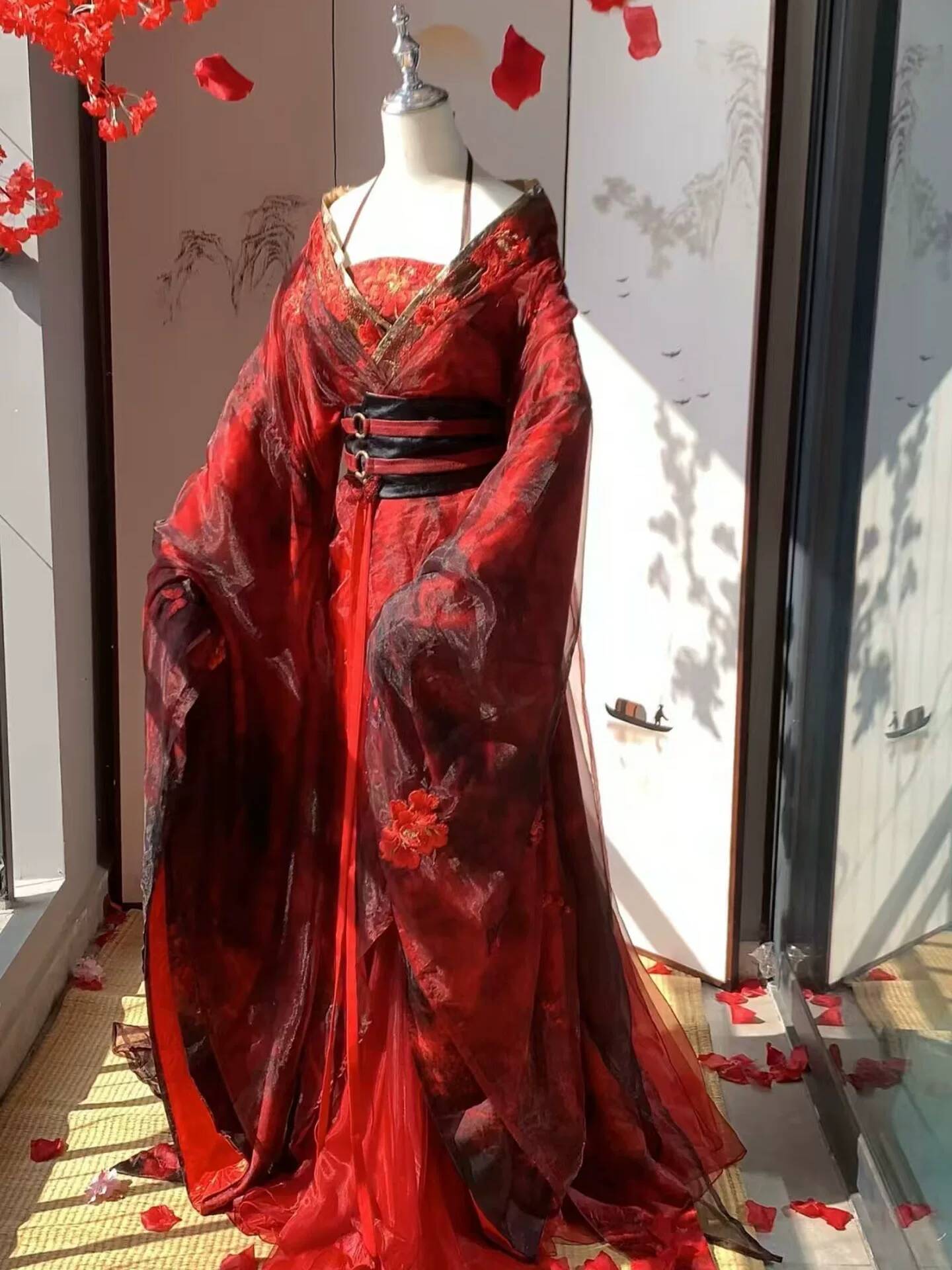 Embroidery Style - جديد: زي هانفو نسائي أحمر على